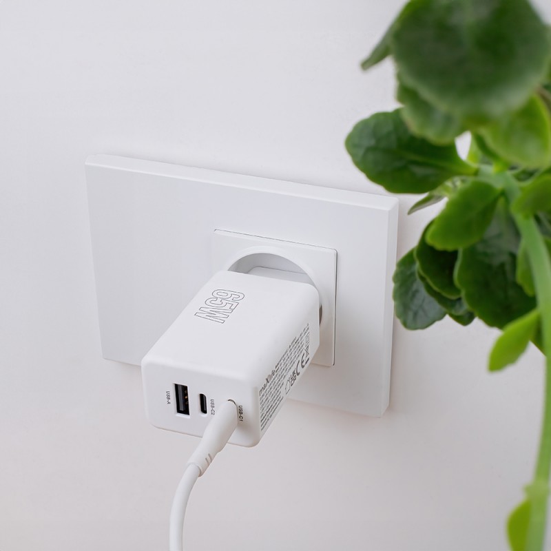Maxlife PD QC MXTC-08-65ACC мрежово зарядно 2x USB-C 1x USB 65W бяло