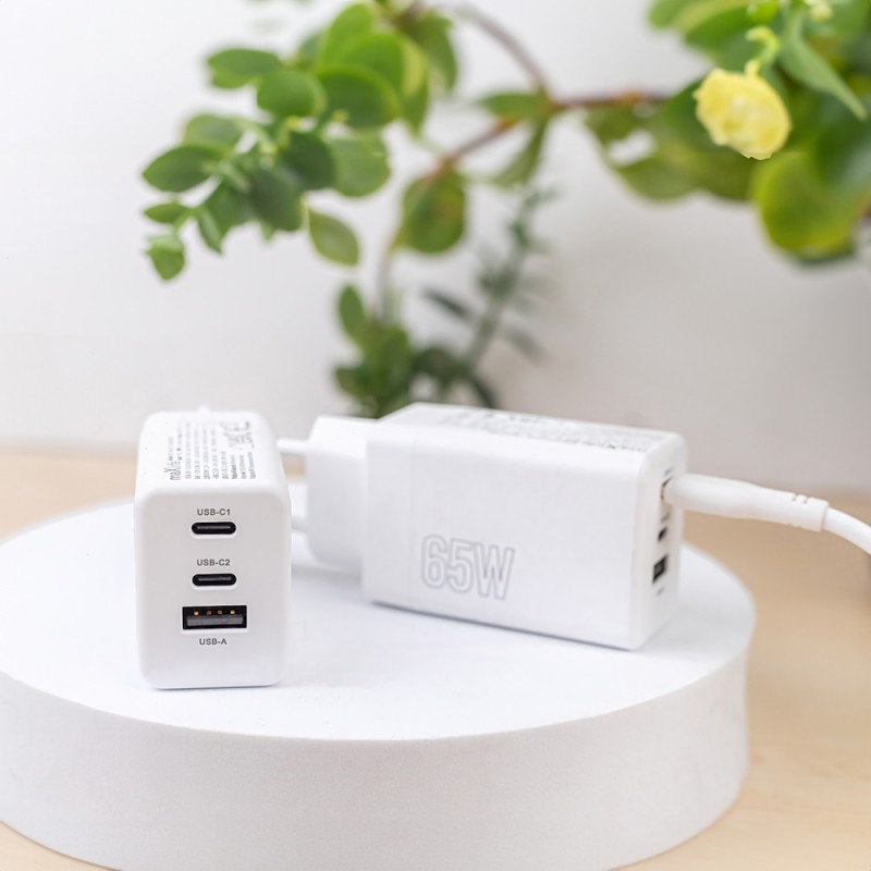 Maxlife PD QC MXTC-08-65ACC мрежово зарядно 2x USB-C 1x USB 65W бяло