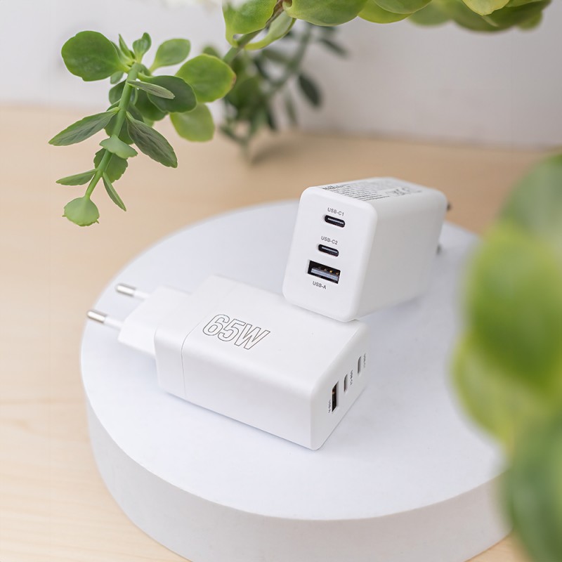 Maxlife PD QC MXTC-08-65ACC мрежово зарядно 2x USB-C 1x USB 65W бяло
