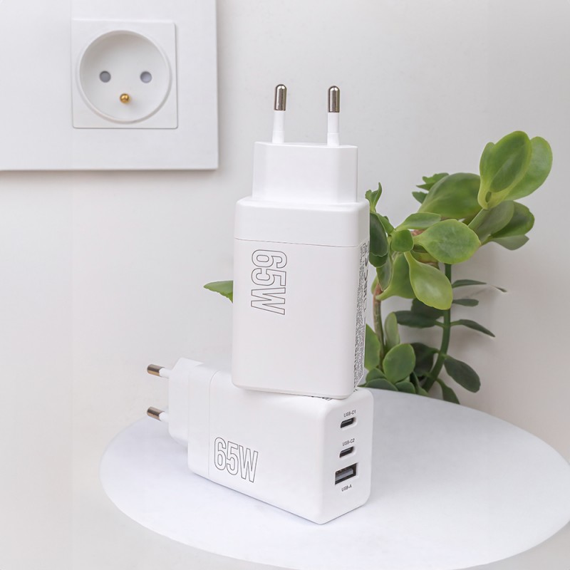 Maxlife PD QC MXTC-08-65ACC мрежово зарядно 2x USB-C 1x USB 65W бяло