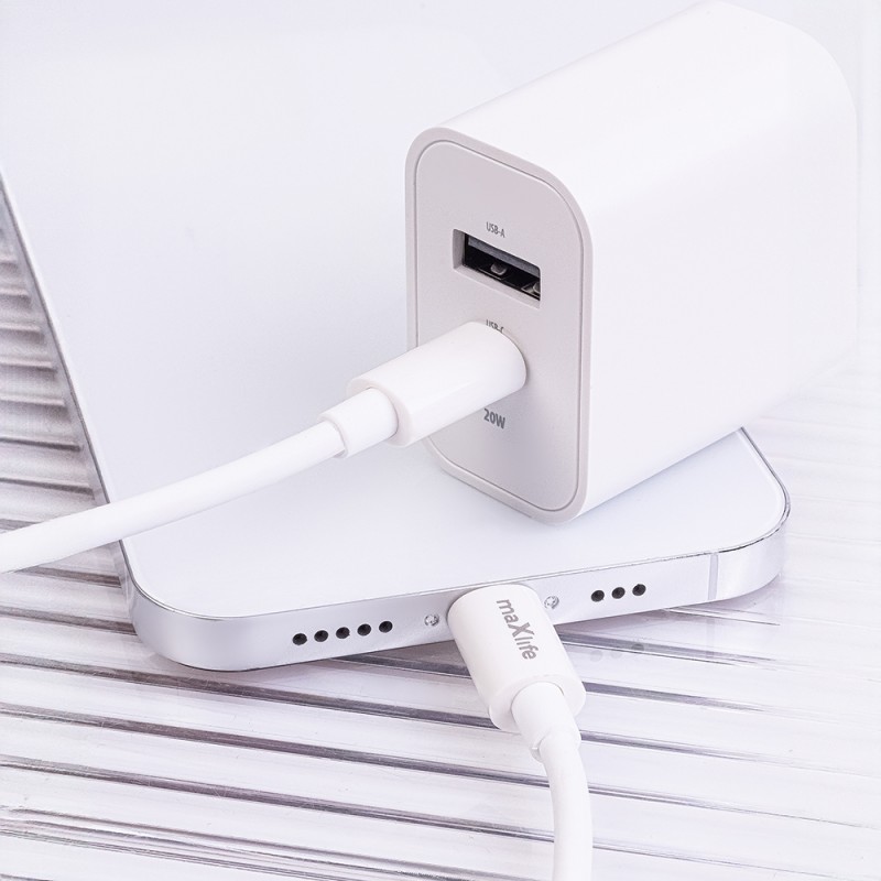 Maxlife PD QC MXTC-06-20AC захранващо зарядно 1x USB-C 1x USB 20W бяло + USB-C - Lightning 20W кабел