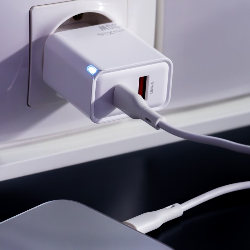 Maxlife GaN PD QC стенно зарядно устройство MXTC-09-30AC 1x USB-C 1x USB 30W бяло