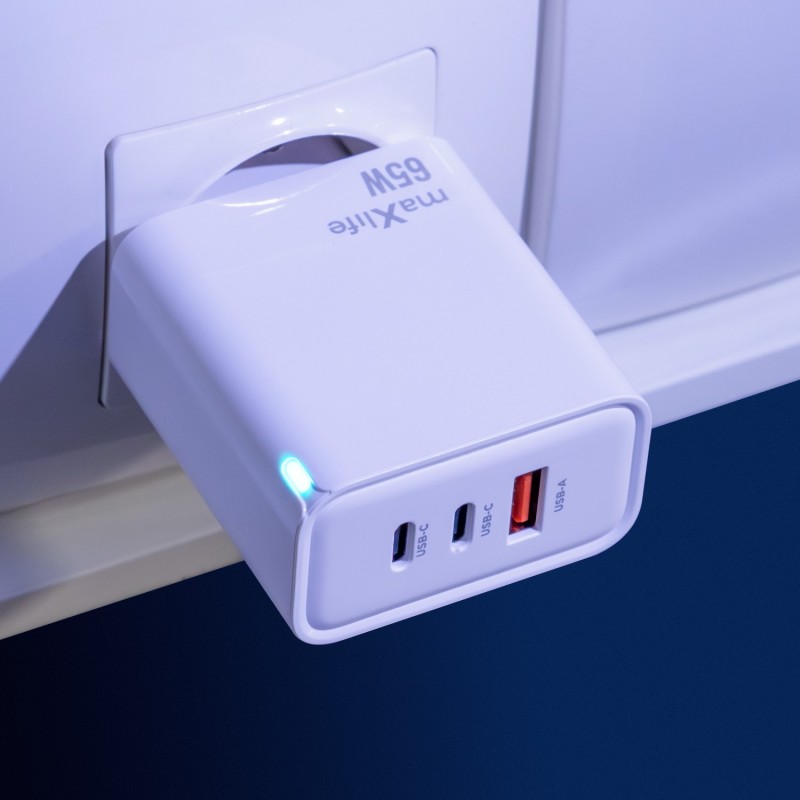 Maxlife GaN PD QC стенно зарядно устройство MXTC-09-65ACC 2x USB-C 1x USB 65W бяло