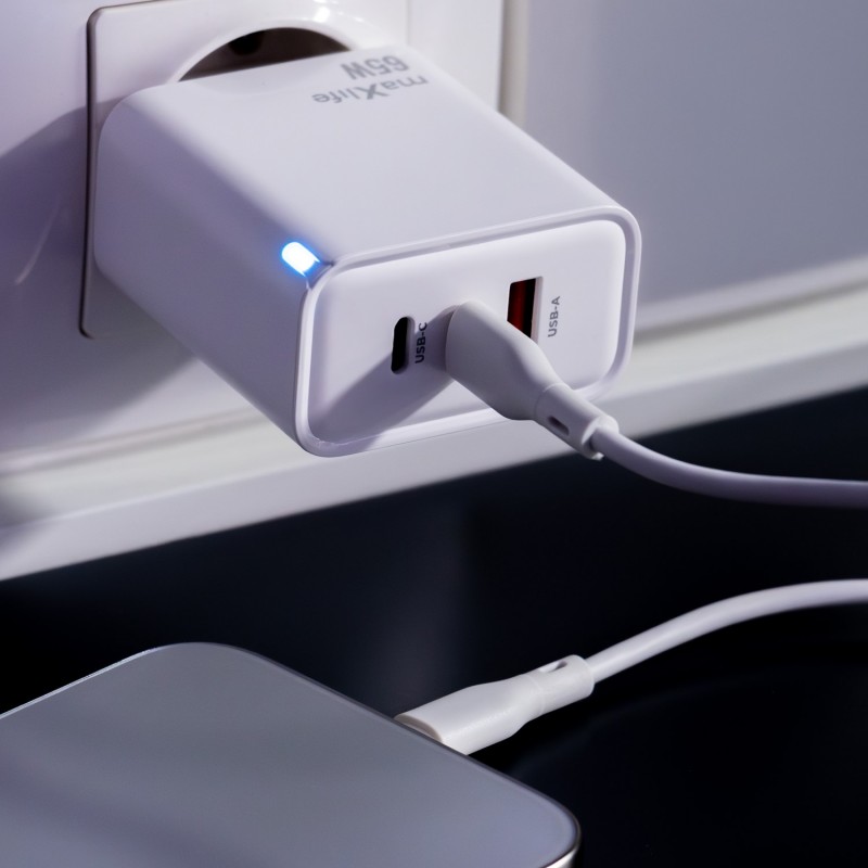 Maxlife GaN PD QC стенно зарядно устройство MXTC-09-65ACC 2x USB-C 1x USB 65W бяло