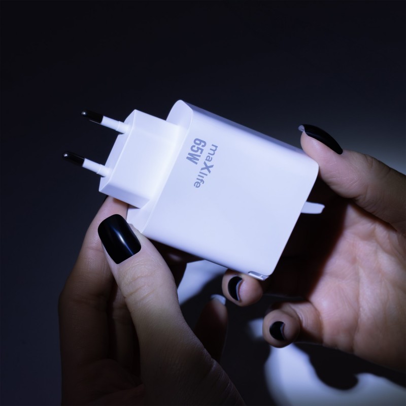 Maxlife GaN PD QC стенно зарядно устройство MXTC-09-65ACC 2x USB-C 1x USB 65W бяло